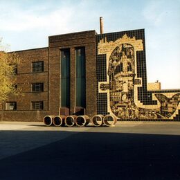 Fabrikgebäude des Werkes Cremer und Breuer mit Wandbild