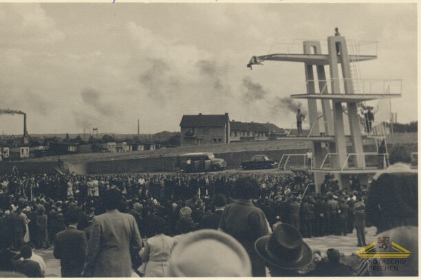 Schwarz-weiß Foto des Freibads mit Sprungturm